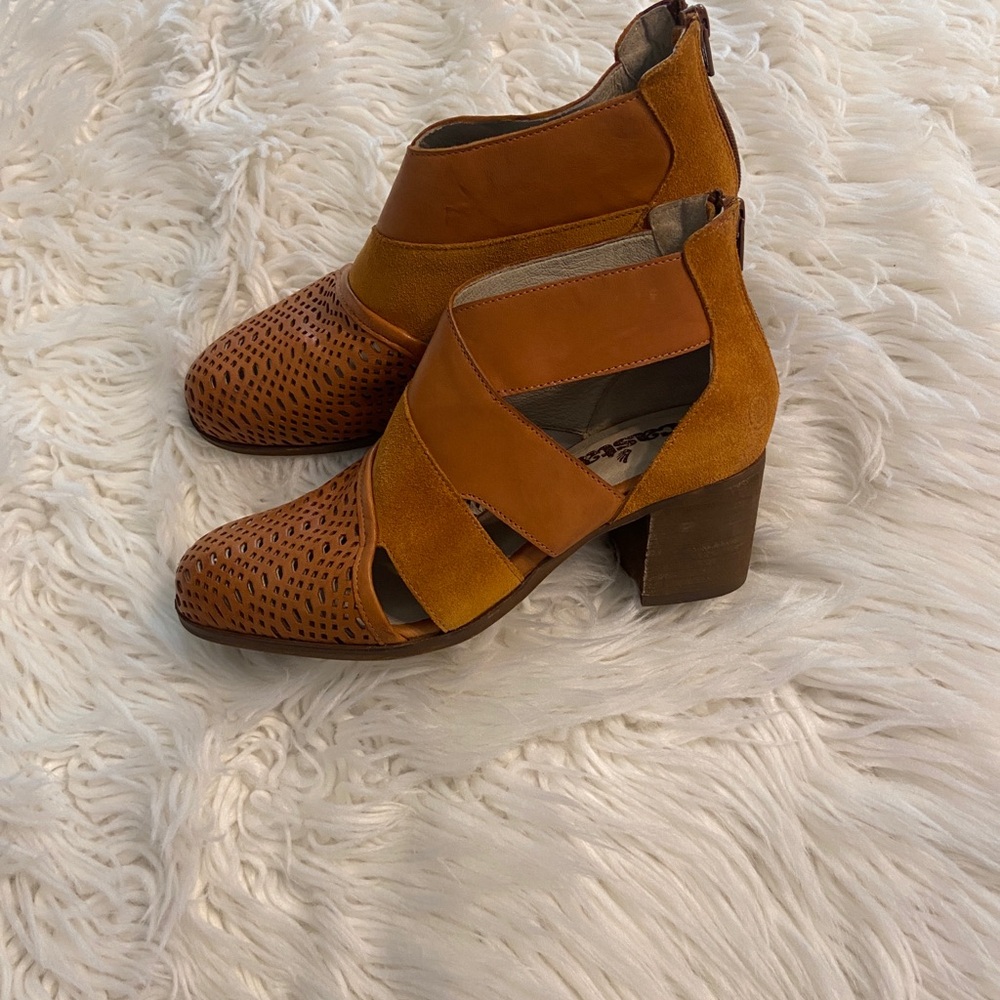 CASTA Stylish Mustard  Ankle Boots for Women size 38 (7.5) BNWOT